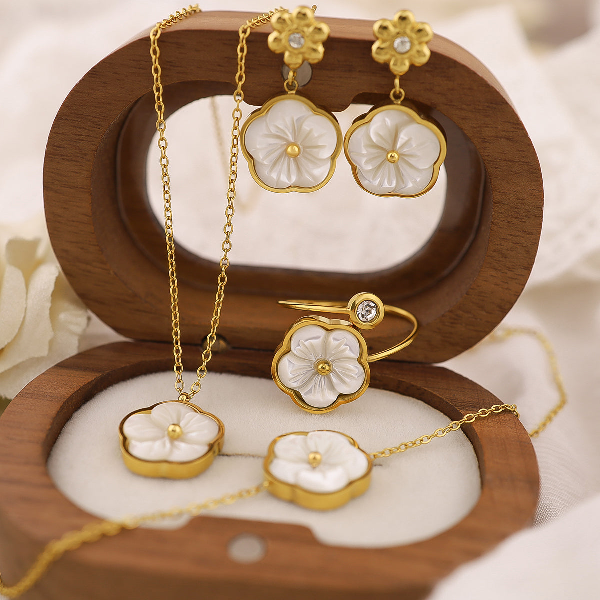 4pc White Floral Jewelry Set