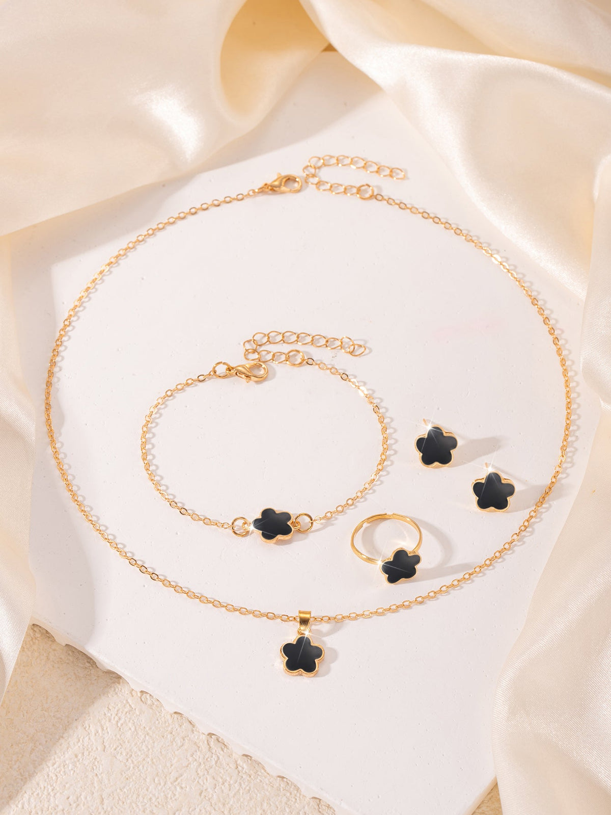 4pc White Clover Jewelry Set