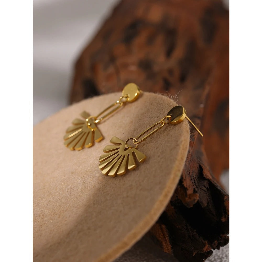 Minimal Scalloped Earrings