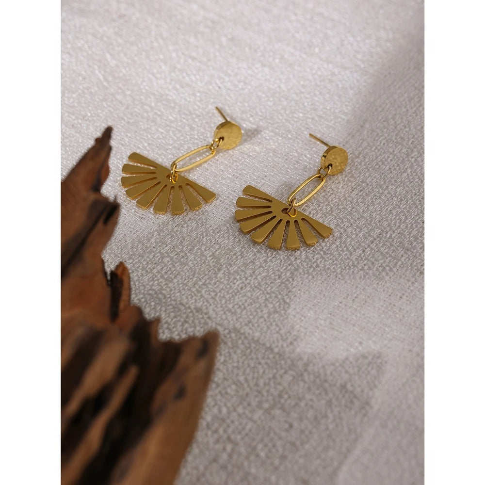Minimal Scalloped Earrings